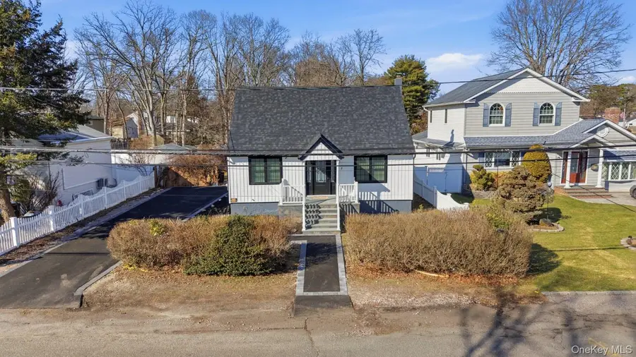 7 E Lakeland Street, Bay Shore, NY 11706 - #2