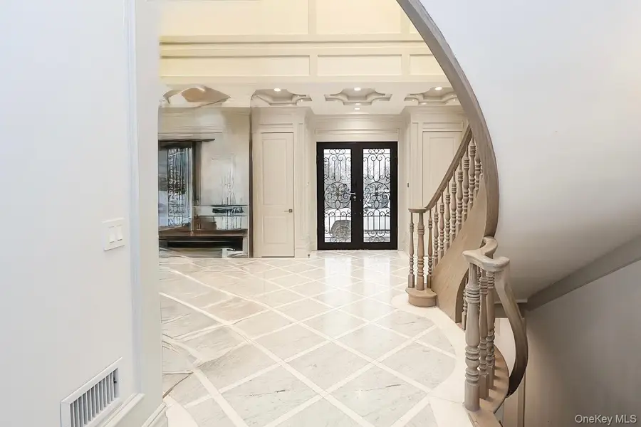 19 Gilbert Road, Great Neck, NY 11024 - #3