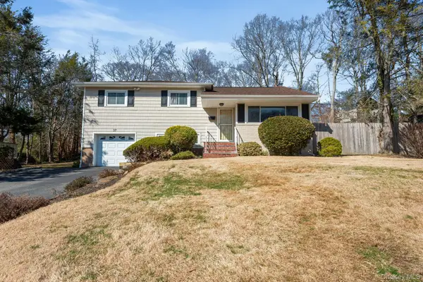 37 Grist Mill Lane, Halesite, NY 11743