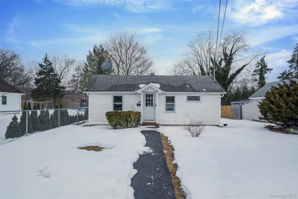 1049 Woodcrest Avenue, Riverhead, NY 11901 - #1