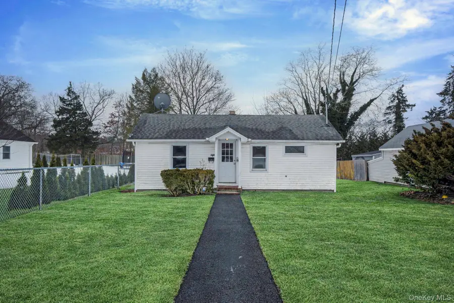 1049 Woodcrest Avenue, Riverhead, NY 11901 - #2