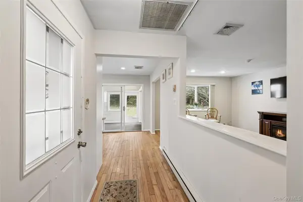 25 Freemont Lane, Coram, NY 11727