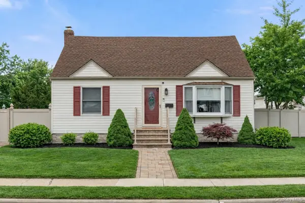 8 Garden Boulevard, Hicksville, NY 11801