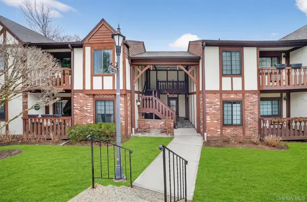 121 Foxwood Circle #121, Mount Kisco, NY 10549