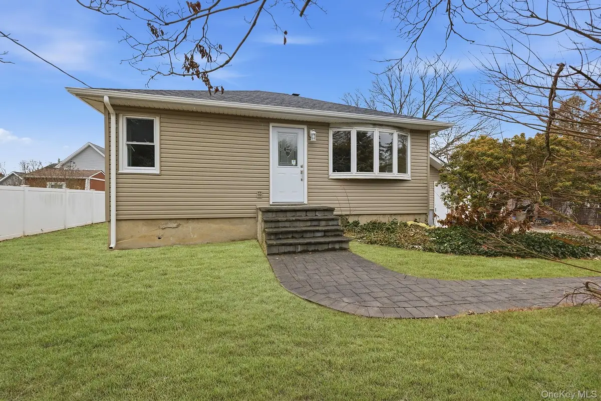 633 7th Street, West Babylon, NY 11704 - #1