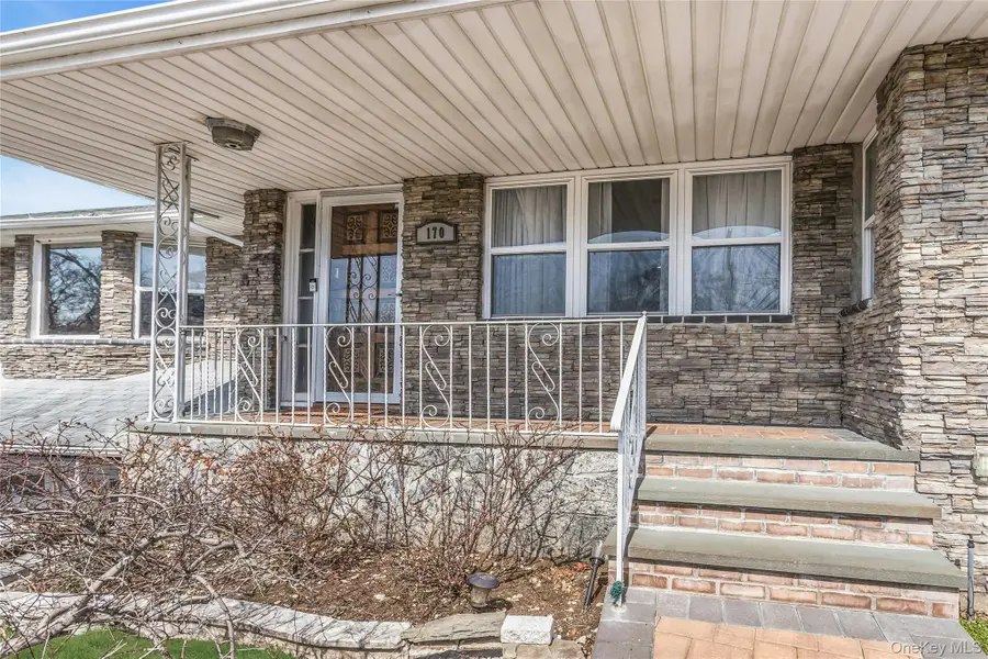 170 Old Courthouse Road, Manhasset Hills, NY 11040 - #2