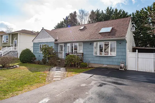 14 Willoughby Place, West Islip, NY 11795