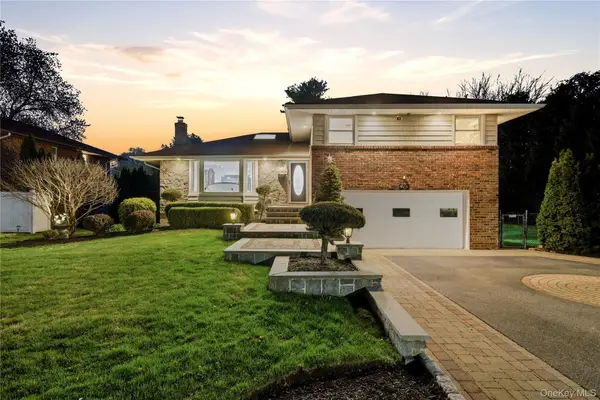 49 Canterbury Road, Woodbury, NY 11797