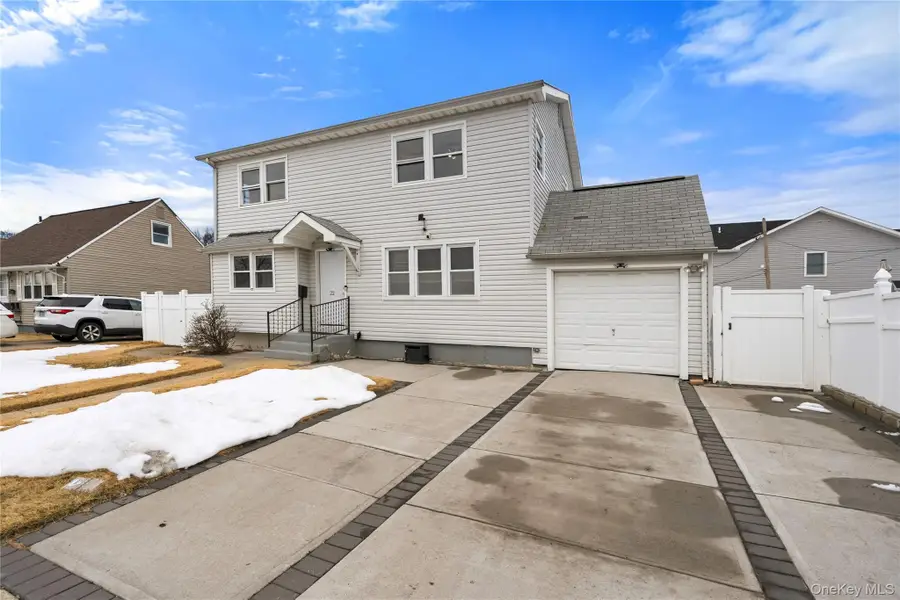 22 Woodcrest Road, Hicksville, NY 11801 - #2