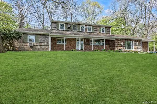 16 Appletree Lane, Huntington Station, NY 11746