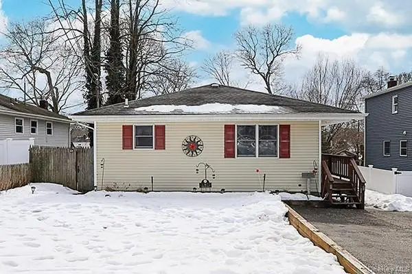 6 Oakdale Avenue, Selden, NY 11784 - #1