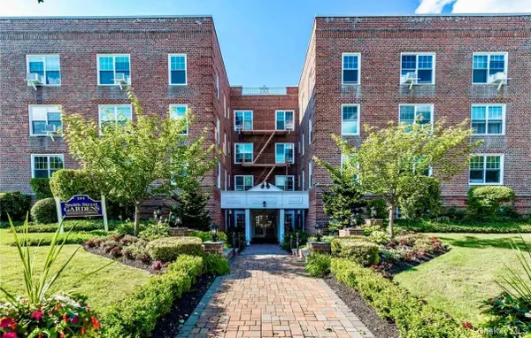 194 Smith Street #3E, Freeport, NY 11520