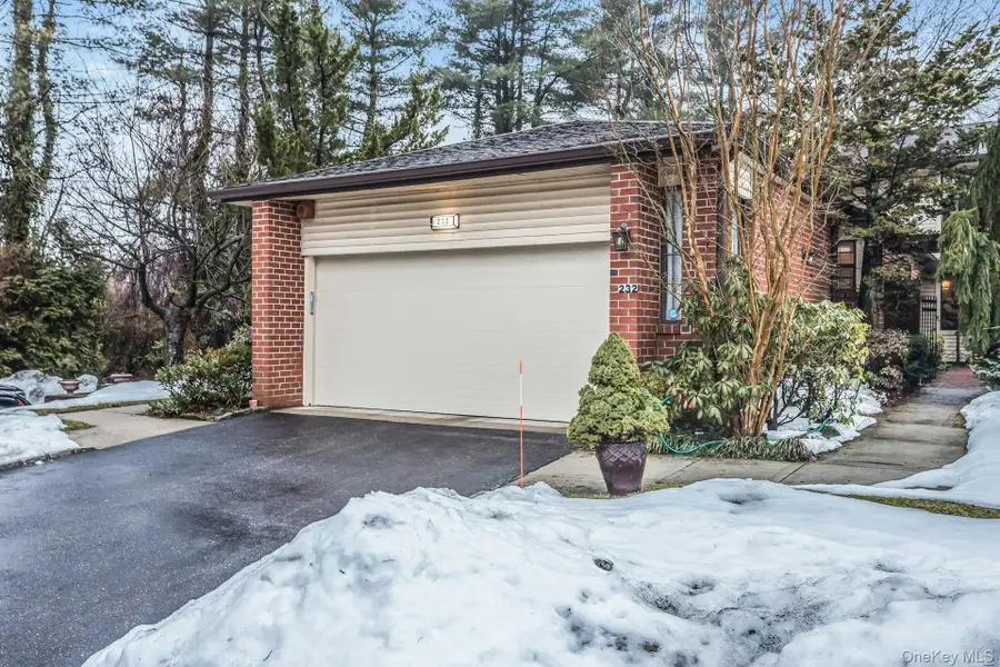 232 Linnet Court, Manhasset, NY 11030 - #2