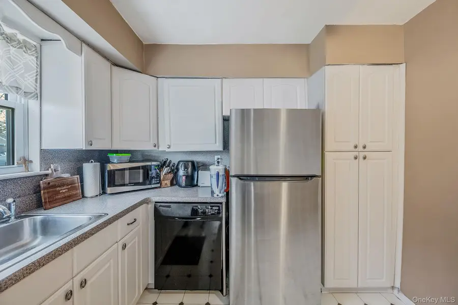 690 N Delaware Avenue, Lindenhurst, NY 11757 - #3