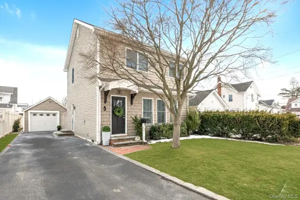 5 Emmet Place, Hicksville, NY 11801