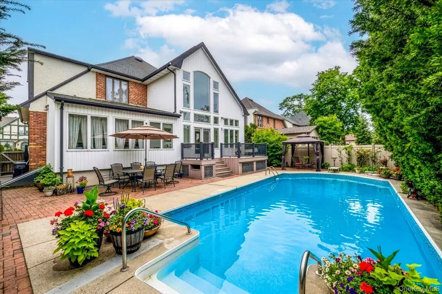 34 Reyam Road, Lynbrook, NY 11563 - #3