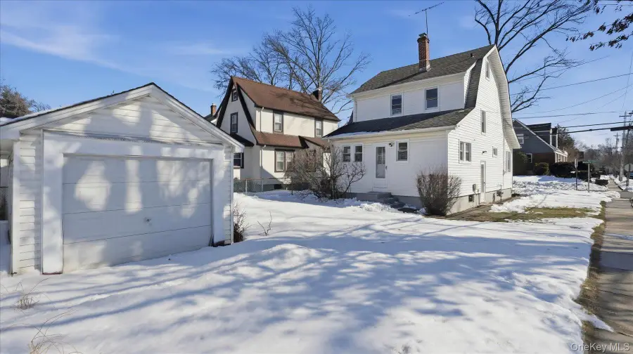 25 Mayfair Avenue, Floral Park, NY 11001 - #3