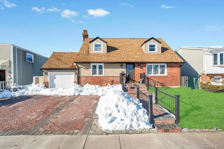 460 Roquette Avenue, Floral Park, NY 11001 - #2