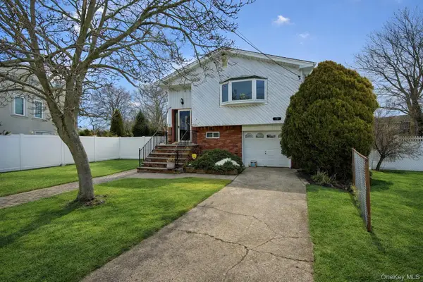 15 Snapper Court, Lindenhurst, NY 11757