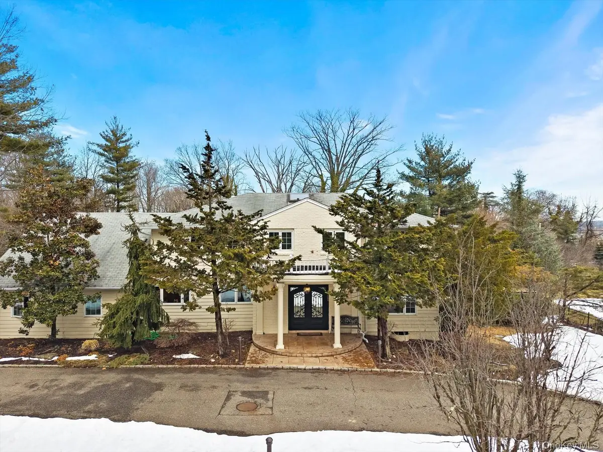 15 Cricket Lane, Great Neck, NY 11024 - #1