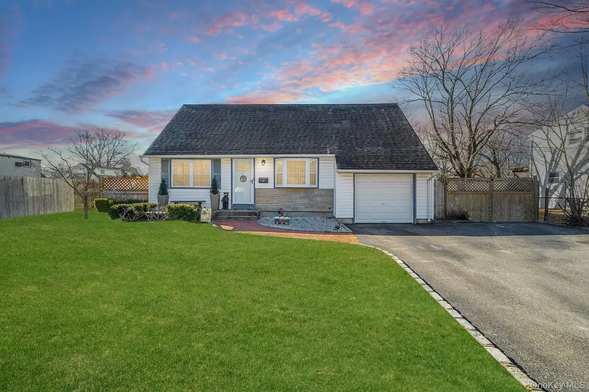 34 W Lakeland Street, Bay Shore, NY 11706 - #1