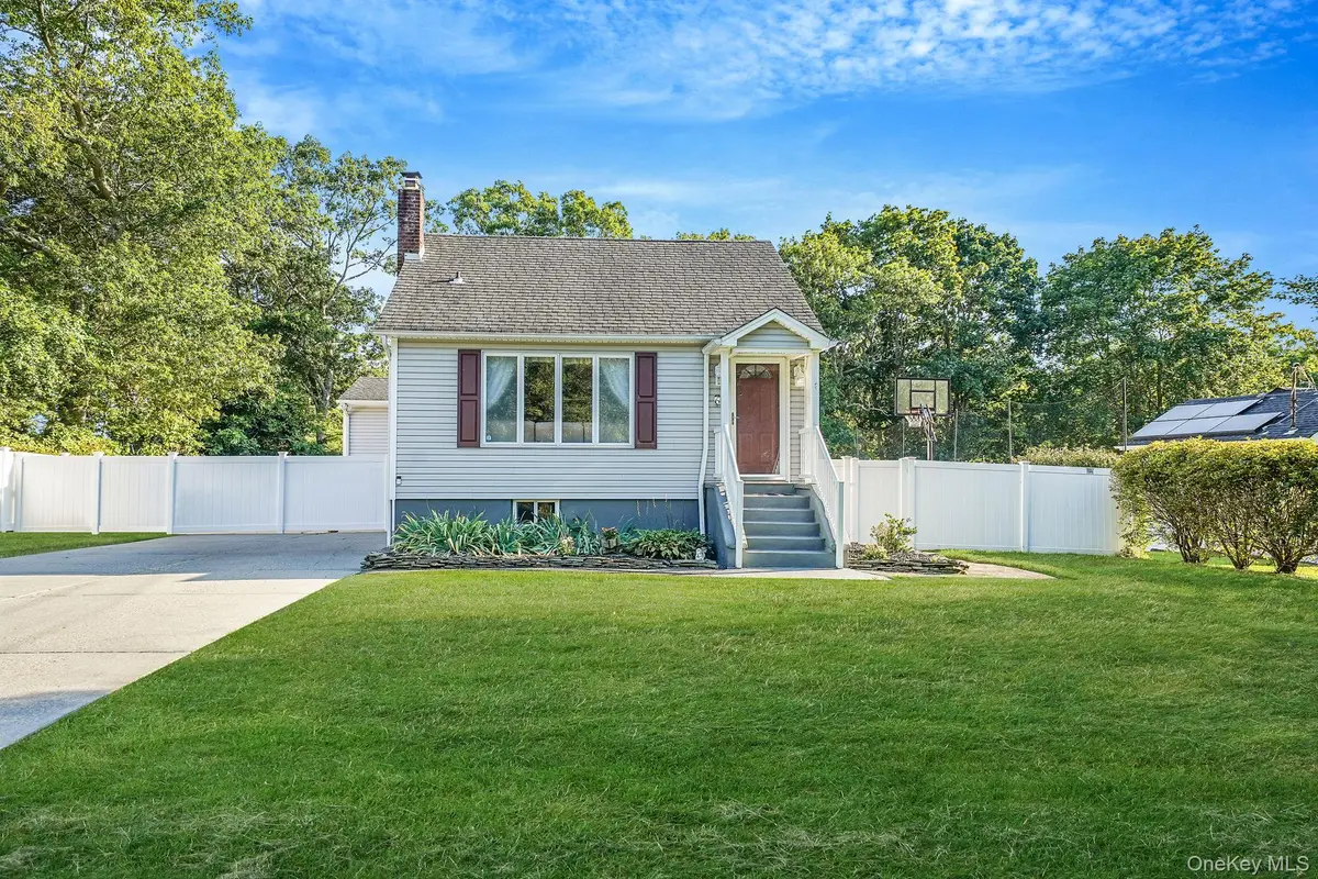 6 Cedar Oaks Avenue, Farmingville, NY 11738 - #1