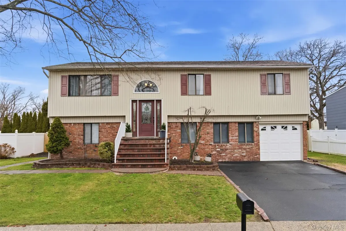 17 Westminster Lane, West Islip, NY 11795 - #1