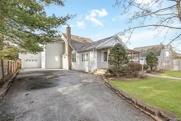 8 Alexander Avenue, Farmingdale, NY 11735