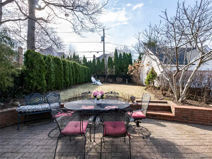 138 Hillcrest Avenue, Manhasset, NY 11030 - #3