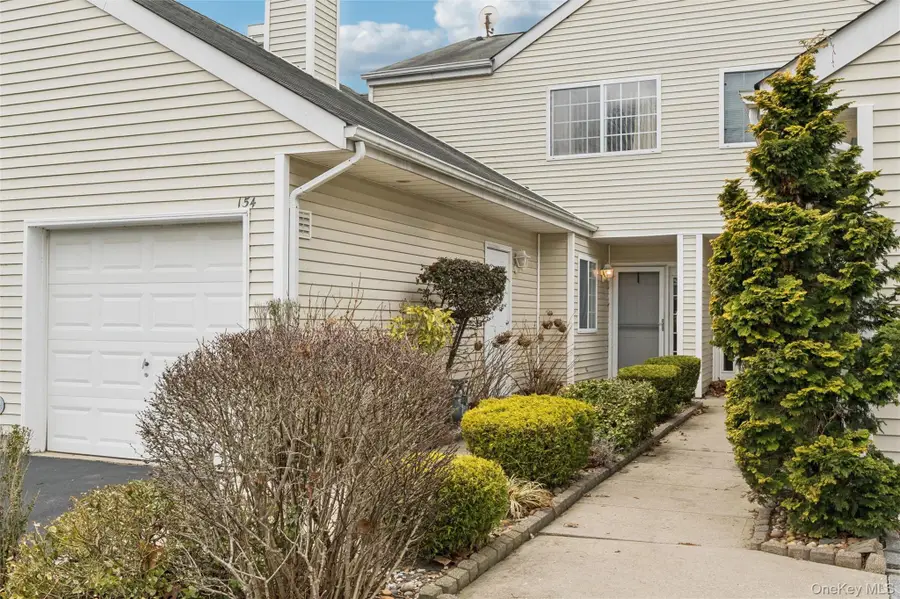 154 Farm House Court, Manorville, NY 11949 - #2