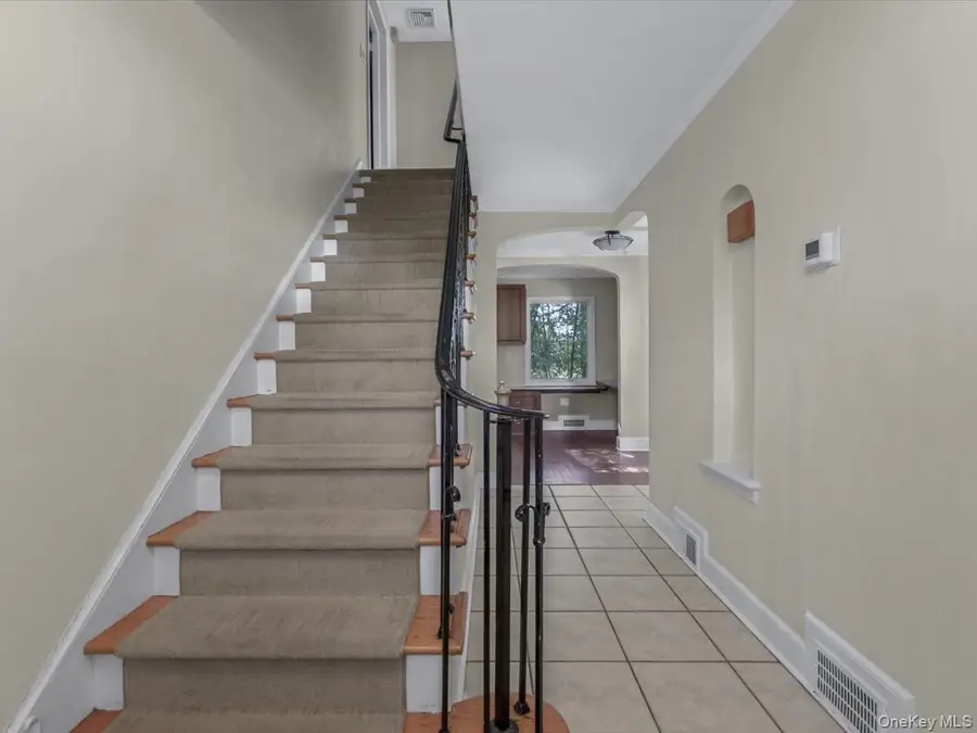 2 Amherst Road E, Great Neck, NY 11021 - #3