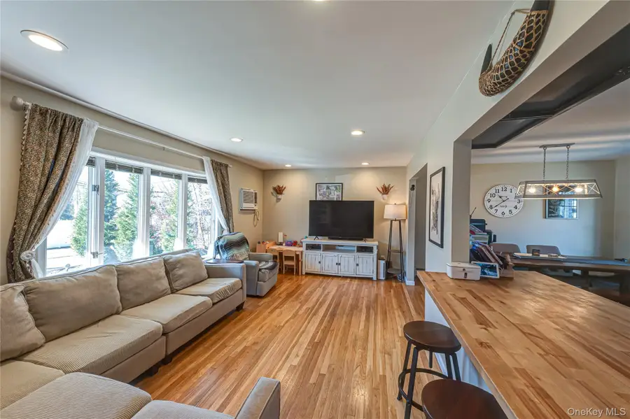 9 Leeds Street, South Huntington, NY 11746 - #3