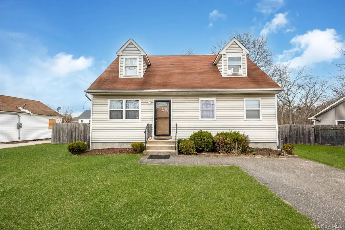 11 Holbrook Street, Bay Shore, NY 11706 - #1