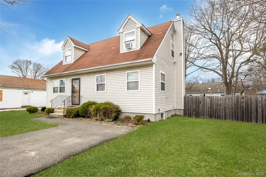 11 Holbrook Street, Bay Shore, NY 11706 - #3