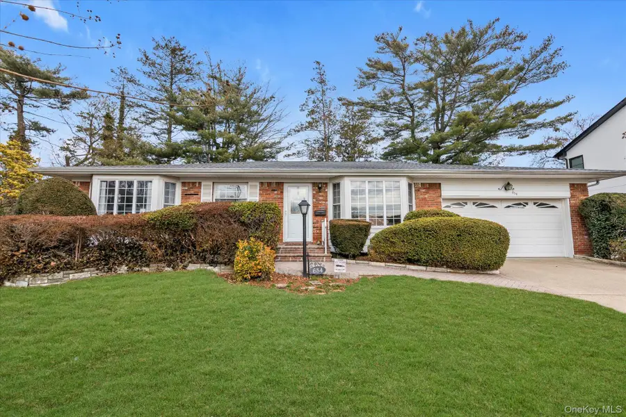 654 Oakwood Court, Westbury, NY 11590 - #2