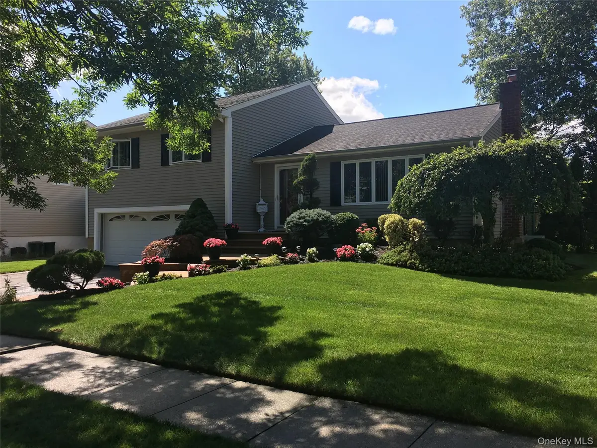 19 Keswick Lane, Plainview, NY 11803 - #1