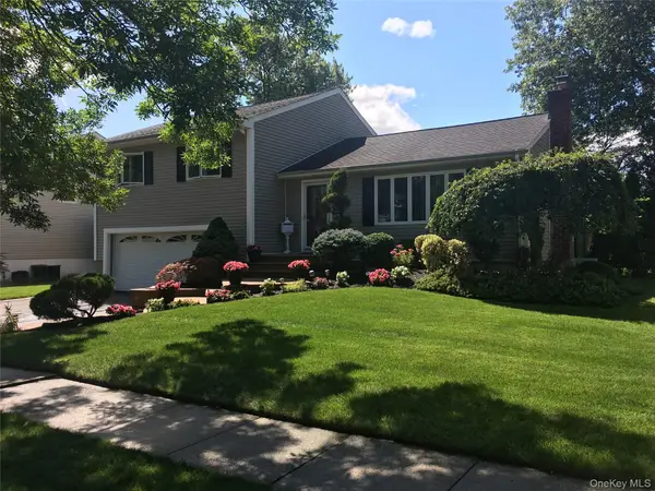 19 Keswick Lane, Plainview, NY 11803