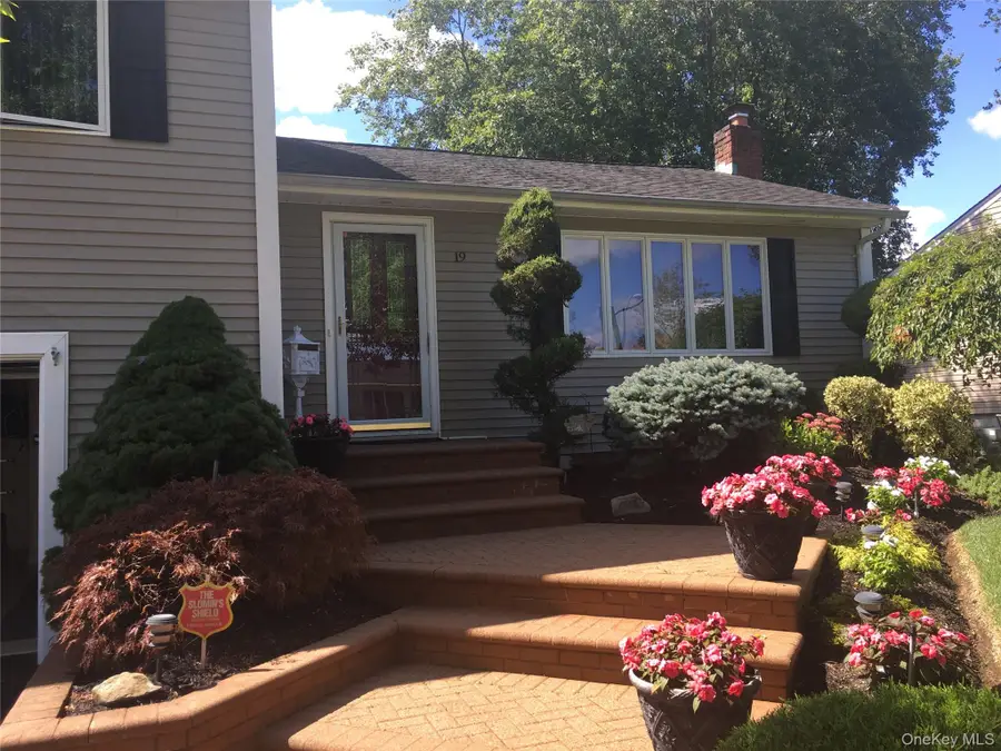 19 Keswick Lane, Plainview, NY 11803 - #2