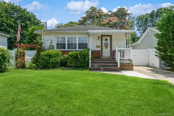 236 N Richmond Avenue, Massapequa, NY 11758