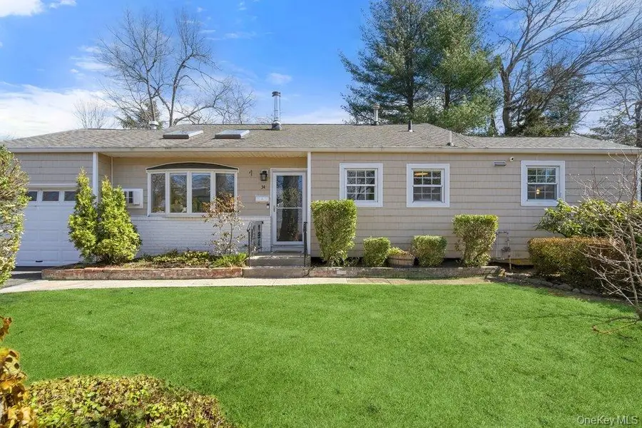 34 Foxwood Drive E, Huntington Station, NY 11746 - #3