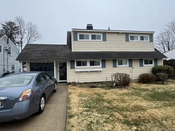 7 Woodpecker Lane, Levittown, NY 11756