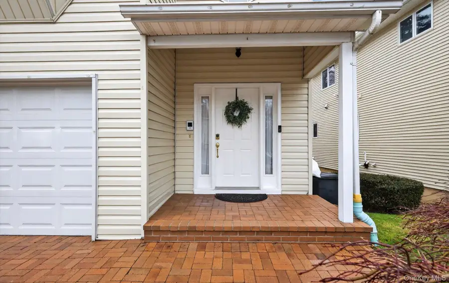 9 Oxford Court, Wheatley Heights, NY 11798 - #3