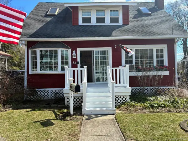 21 Wellington Place, Amityville, NY 11701