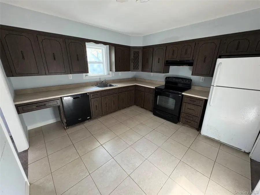 16 Linden Street, Coram, NY 11727 - #2