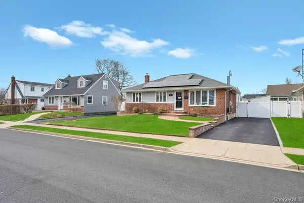 21 Lowell Drive, Farmingdale, NY 11735