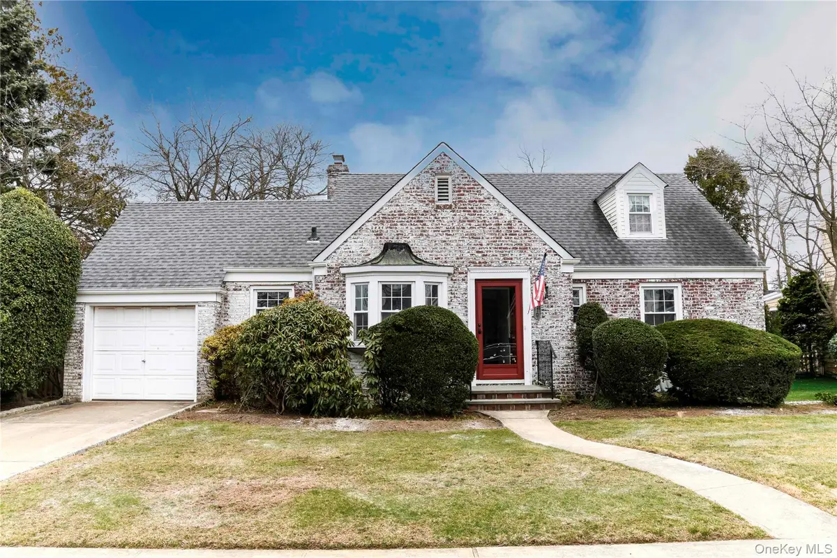 138 Chestnut Street, Lynbrook, NY 11563 - #1