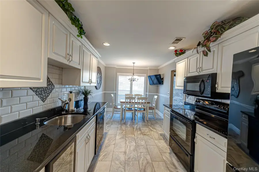 240 Pond View Lane, Smithtown, NY 11787 - #3