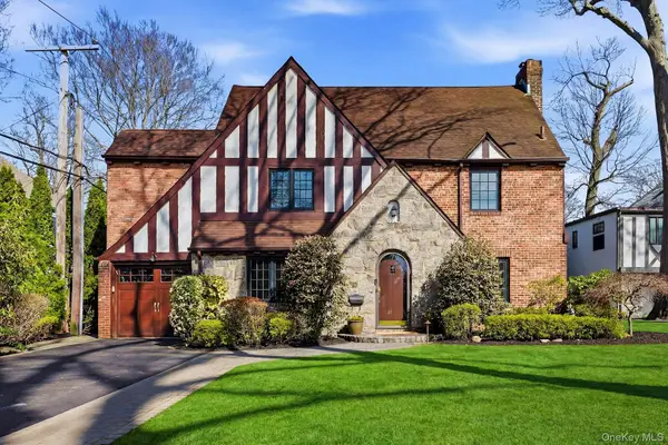 106 Thayer Road, Manhasset, NY 11030