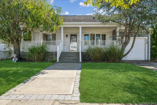 215 W Granada Avenue, Lindenhurst, NY 11757