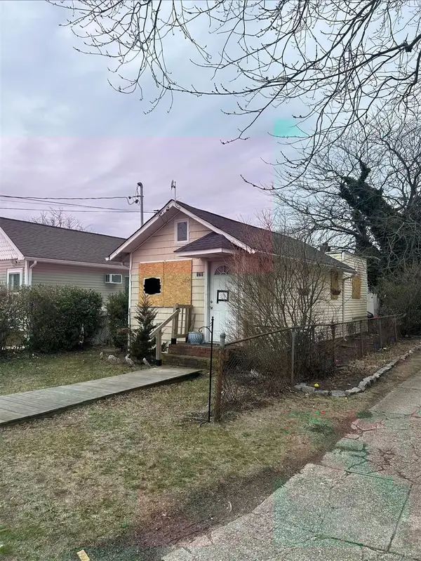 878 S 5th Street, Lindenhurst, NY 11757